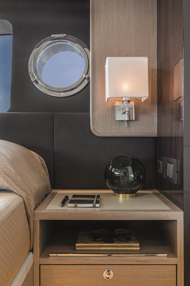 22-Absolute-Navetta48-MasterCabin.jpg